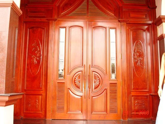 cửa gỗ đỏ may mắn