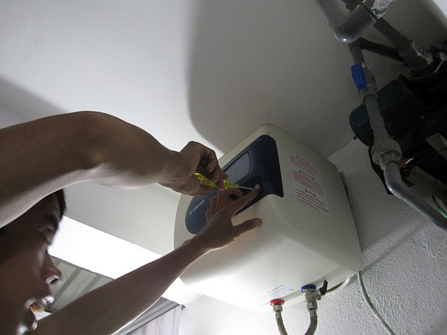 Tháo lắp bình nóng lạnh khi chuyển nhà 