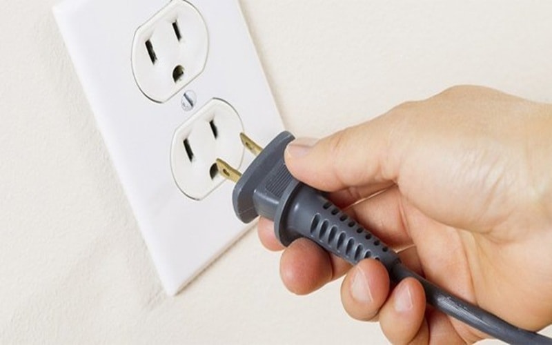 Rút phích cắm và dọn tủ