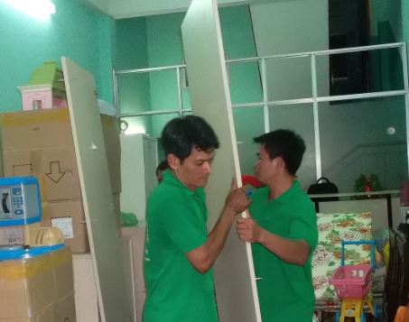 Cách vận chuyển tủ kính an toàn khi chuyển nhà
