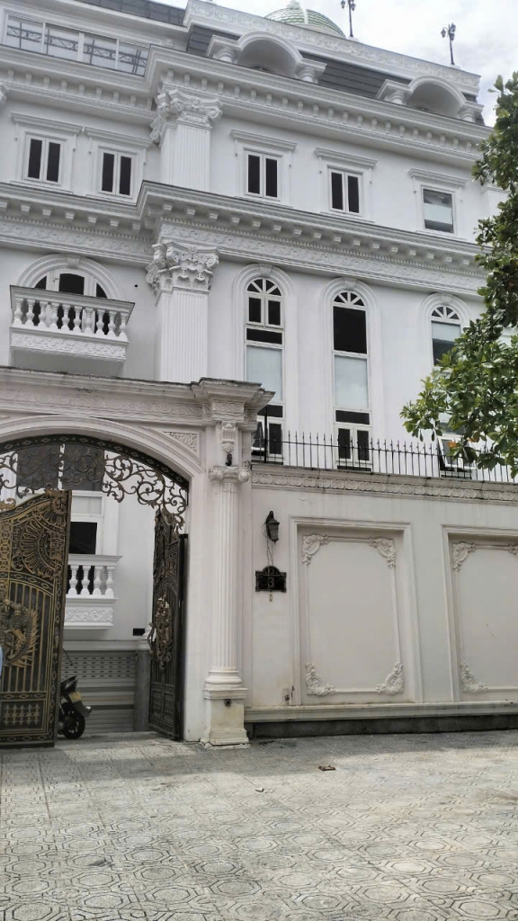 thu mua cửa biệt thự